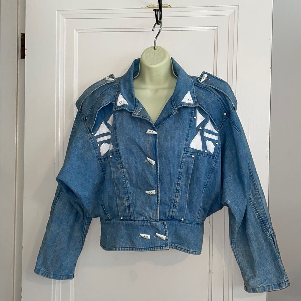 Vtg 80s Jez blue denim jacket/white embroidered geometric shape embellishments